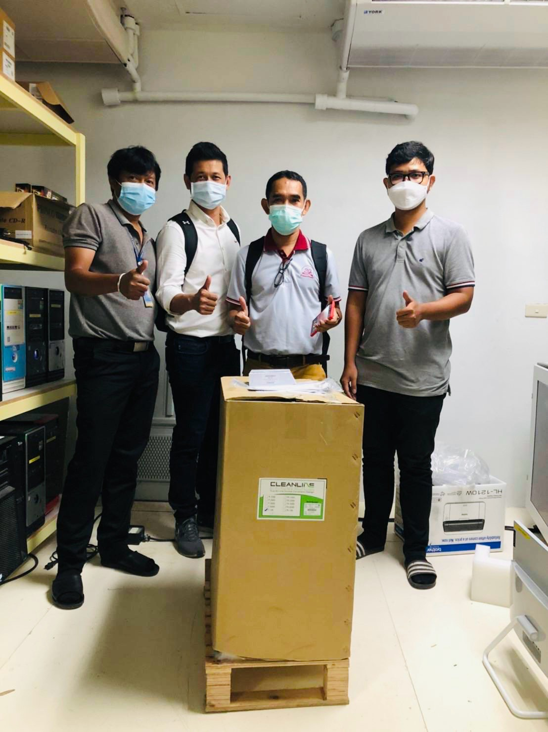 ผู้ร่วมงานติดตั้งพร้อมกล่องเครื่องสำรองไฟ CLEANLINE ณ โรงพยาบาลหัวหิน ปี 2564