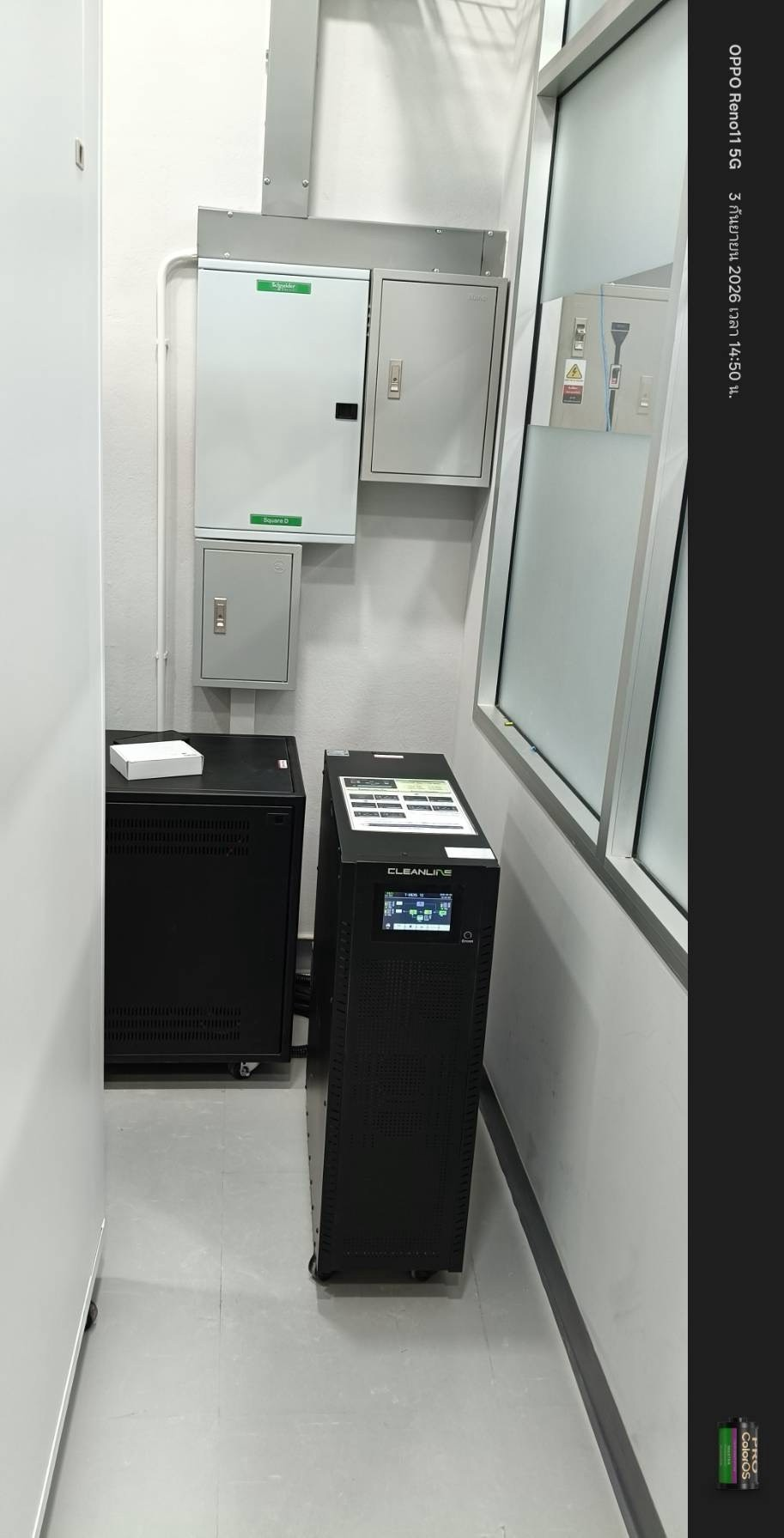 เครื่องสำรองไฟ CLEANLINE และตู้แบตเตอรี่ที่ติดตั้งสำหรับห้องเซิร์ฟเวอร์ โรงพยาบาลปาดังเบซาร์