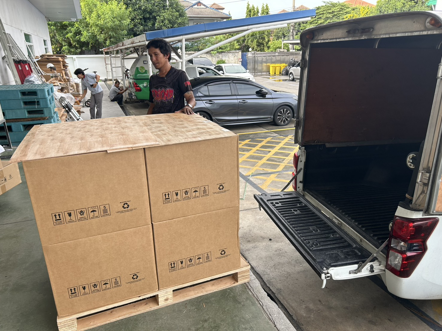 สินค้าบรรจุกล่องบนพาเลตระหว่างเตรียมจัดส่งผ่านตัวแทนจำหน่าย